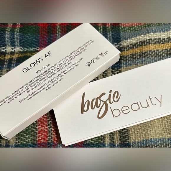 2/$15 BASIC BEAUTY GLOWY AF HIGHLIGHTER TRIO BRAND NEW WITH BOX! - Picture 2 of 4
